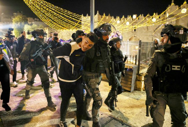 كيف تحوَّل باب العامود في القدس إلى ساحة للمعركة على الهوية بين الفلسطينيين والاحتلال الإسرائيلي؟