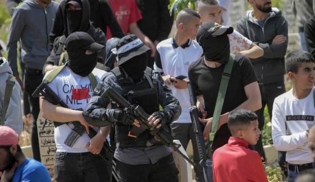 “عرين الأسود” تطالب عبّاس بإعلان القتال ضد العدو: نحن بأمس الحاجة لأبناء الأجهزة الأمنية