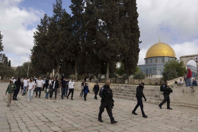 تخفَّى في ملابس نسائية تشبه طرحة العروس! فيديو إيقاف متطرف إسرائيلي حاول التسلل للمسجد الأقصى