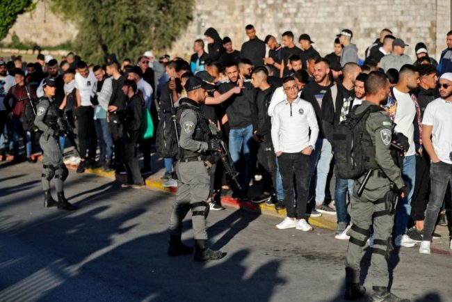 “كمشهد من يوم التحرير”.. فيديو لتراجع جنود الاحتلال أمام الفلسطينيين المتوجهين للأقصى ينتشر بشكل واسع