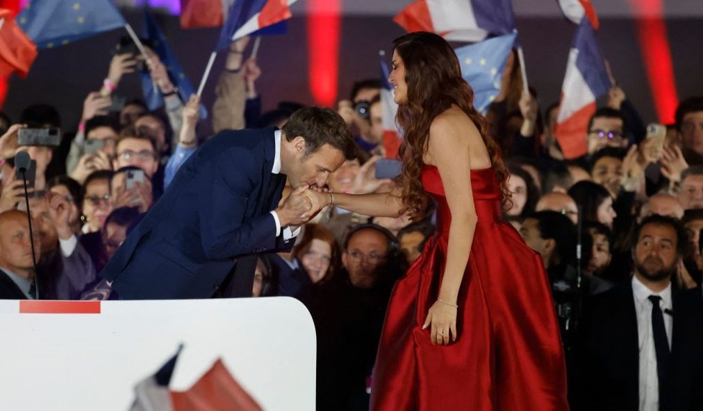 ماكرون يقبل يد مطربة مصرية