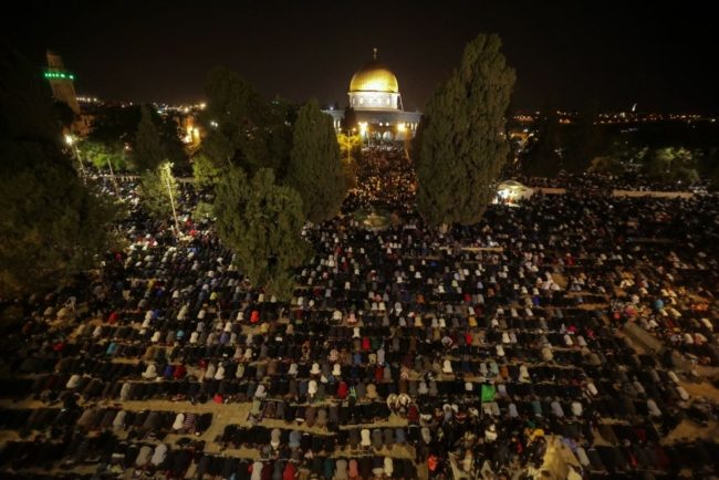 “نستطيع تحرير فلسطين في ليلة”! بماذا تخبرنا ليلة القدر العظيمة في المسجد الأقصى؟