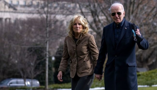 بايدن وزوجته يكشفان دخلهما خلال العام 2021.. هذا ما يتقاضاه رئيس أمريكا راتباً لمنصبه