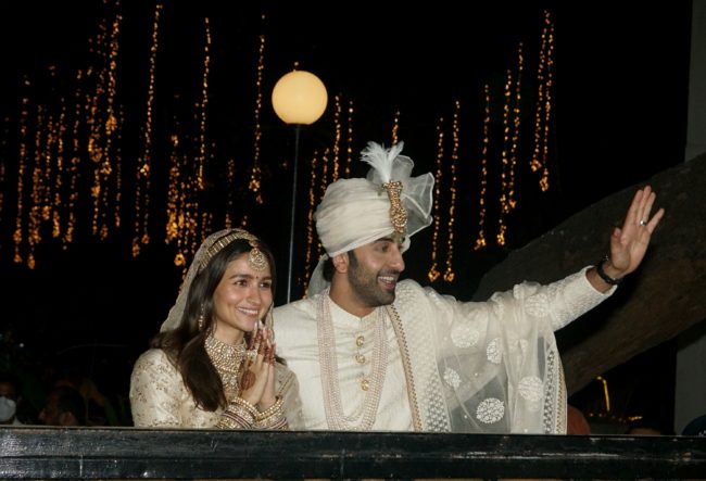 النجمة عليا بهات تنشر صوراً جديدة من زفافها على “رانبير كابور”.. هذه المرة لم تكن مع زوجها (صور)