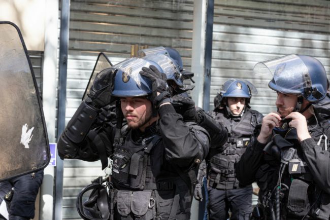 طعْن قس داخل كنيسة في فرنسا تزامناً مع انتخابات الرئاسة.. الشرطة تكشف التفاصيل وتعتقل الجاني