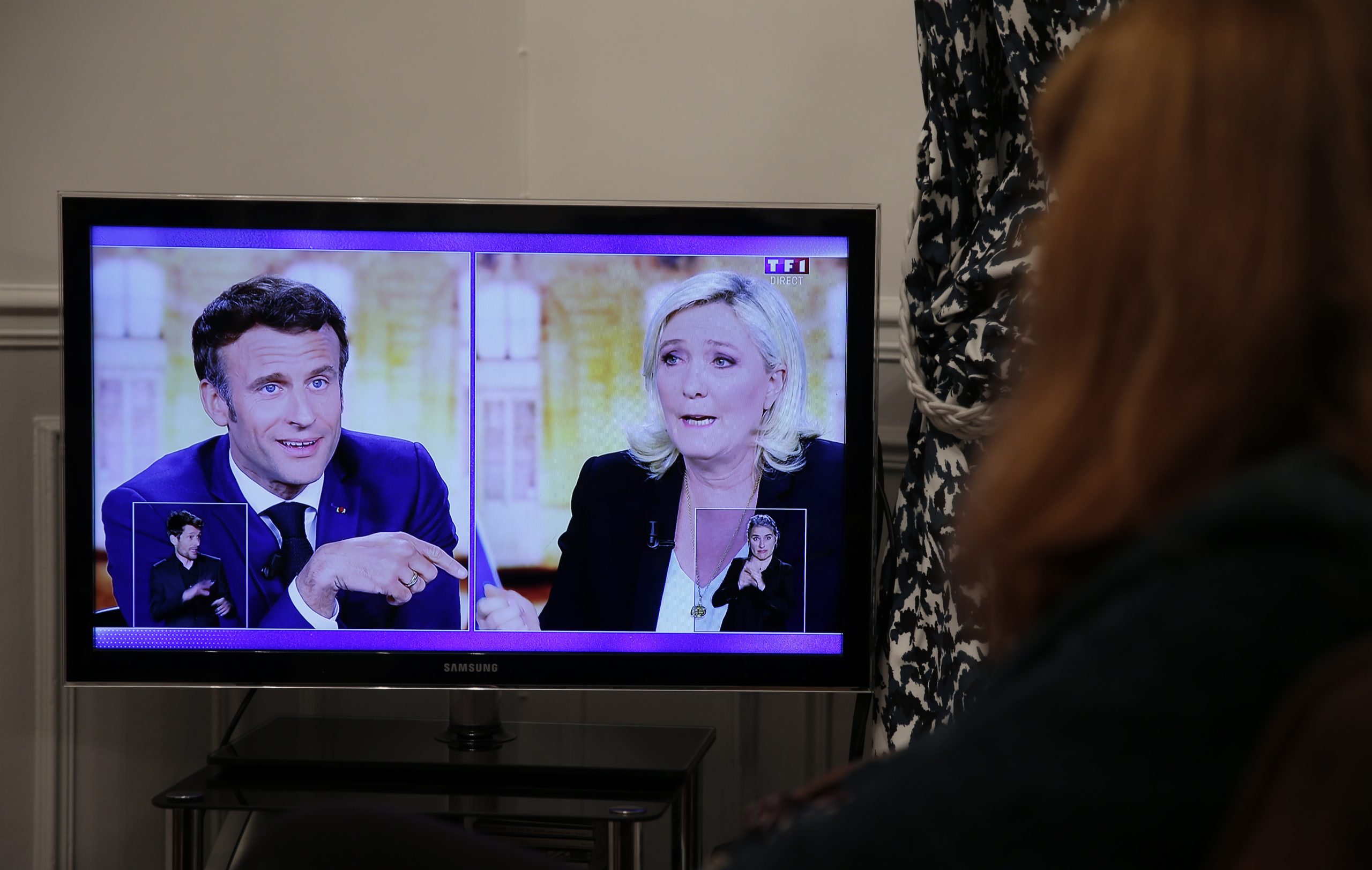 ماكرون يوجه اتهامات للوبان بالتبعية لروسيا وجر فرنسا لحرب أهلية في مناظرة تسبق انتخابات “مصيرية”