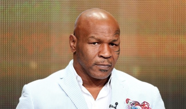 بطل العالم في الملاكمة يفقد أعصابه على متن طائرة ويمطر أحد الركاب باللكمات.. فيديو وثَّق الحادثة