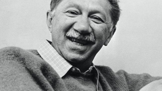 وُلد لأبوين مهاجرين وأسس أشهر نظرية بعلم النفس.. كيف لخّص أبراهام ماسلو حياتنا في خمسة أسطر؟