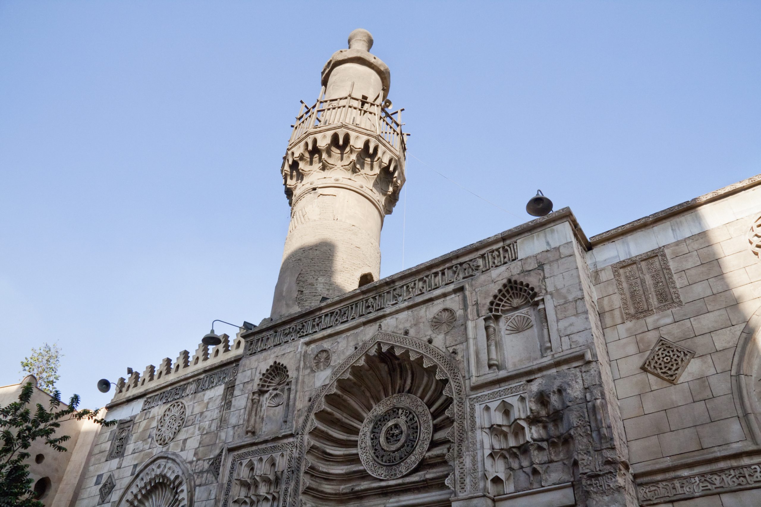 بُنِي في مكان دير “بئر العظمة”.. جامع الأقمر الفاطمي في القاهرة الذي سُمي تيمناً بالقمر!