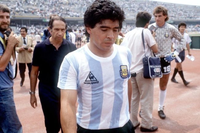 قميص “يد الله” في مزاد علني.. ارتداه مارادونا بمونديال المكسيك وتوقعات بأن يجلب ملايين الدولارات