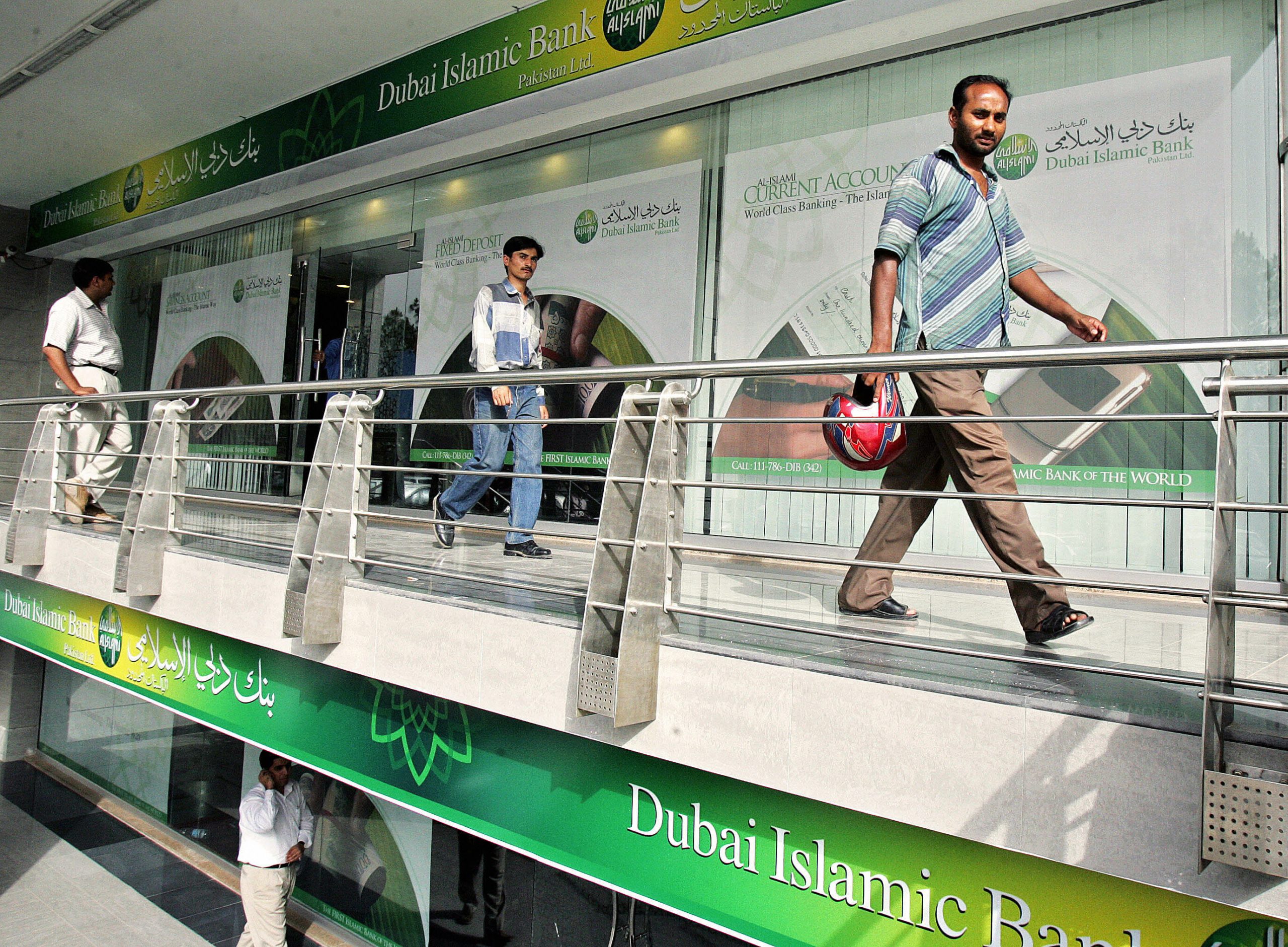 المصارف الإماراتية في باكستان أكثر حذراً بعد رحيل خان.. تترقب استرداد قرض بقيمة ملياري دولار