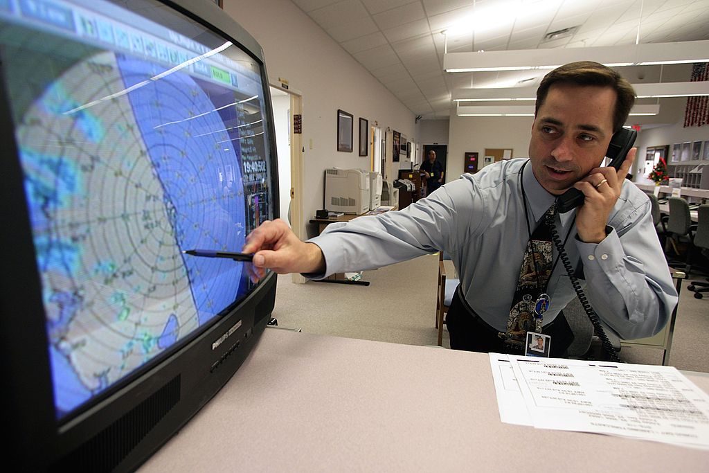 مذيع أمريكي يقطع بثه المباشر ليحذِّر أسرته من إعصار يمر فوق المنزل.. فيديو نال إشادات عبر مواقع التواصل