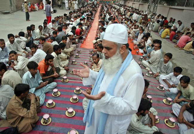 السمبوسة والباكورا على المائدة و3 ختمات للقرآن في المساجد.. رمضان في باكستان وسط عادات مميزة