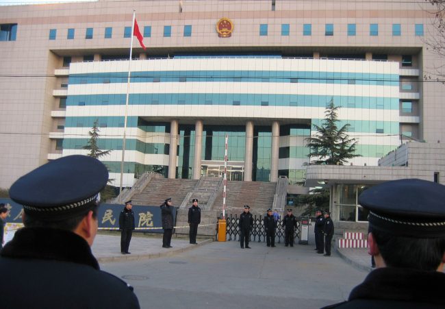 الصين تقضي بإعدام مواطن أمريكي.. استدرج رفيقته السابقة ثم طعنها بشكل وحشي حتى ماتت