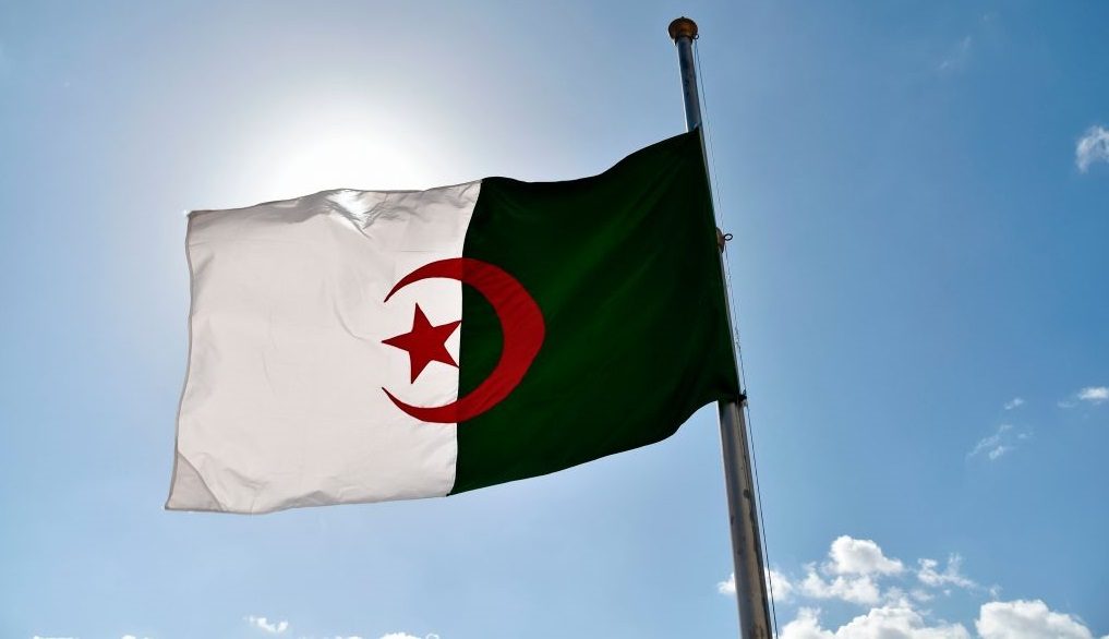 الجزائر حفل أمام مسجد