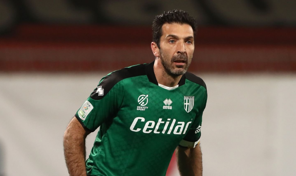 بوفون يبيع قفازاته دعماً لمنكوبي زلزال تركيا - gettyimages