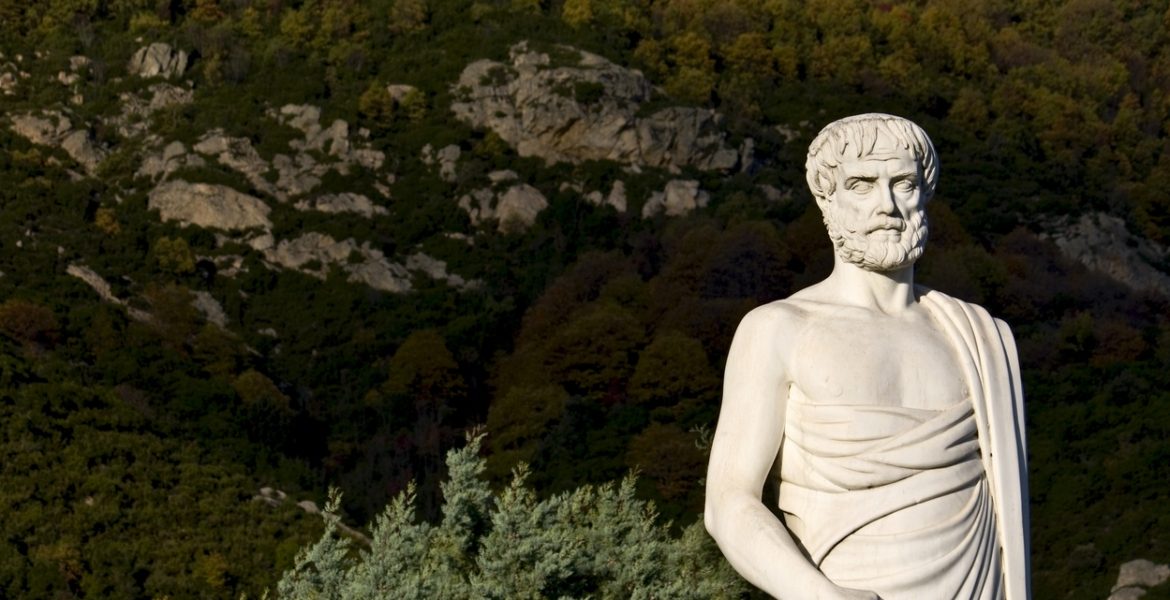 تمرّد على أستاذه أفلاطون وعلَّم الإسكندر الأكبر الذي عصى تعاليمه.. دروس أرسطو في المدينة الفاضلة