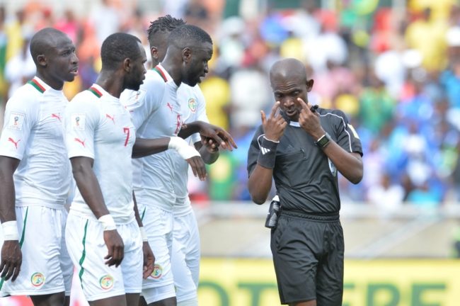 “فيفا” أوقف حكمها مدى الحياة.. قصة مباراة جنوب إفريقيا والسنغال التي أُعيدت بسبب “الرشوة”