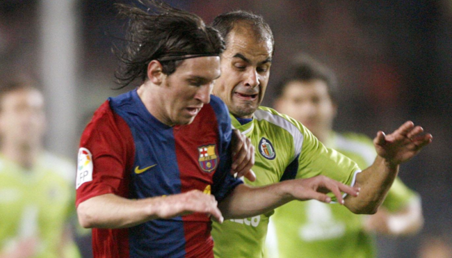 15 عاماً على أجمل هدف لميسي مع برشلونة.. راوغ نصف لاعبي الفريق المنافس وسدد الكرة (فيديو)