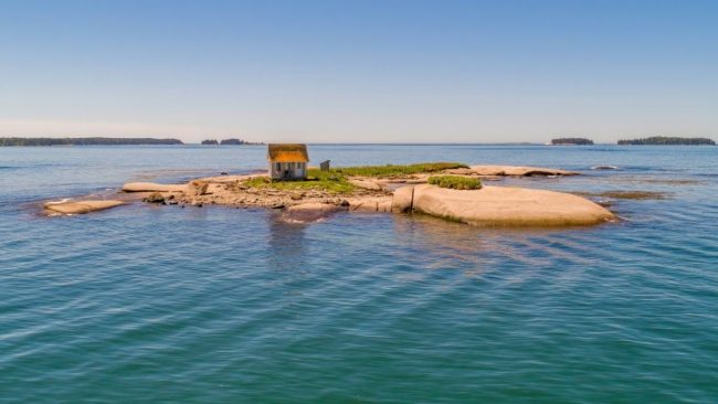 أمريكي يعرض جزيرته الخاصة للبيع مقابل 339 ألف دولار.. وضع شرطاً غريباً من أجل التخلي عنها