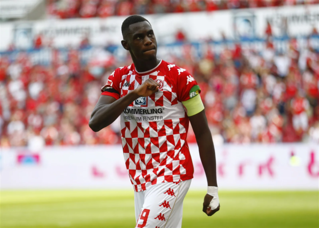 فيديو لحكم يُوقِف مباراة من أجل إفطار لاعب مسلم.. حدث غير مسبوق في تاريخ الدوري الألماني