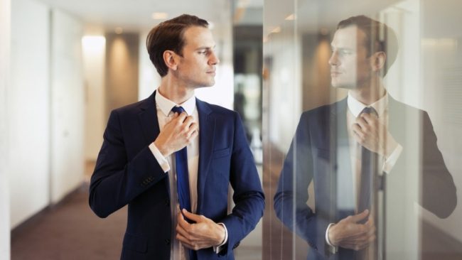 إذا لم تستطِع قطع علاقتك بشخص نرجسي فإليك دليل التعامل معه