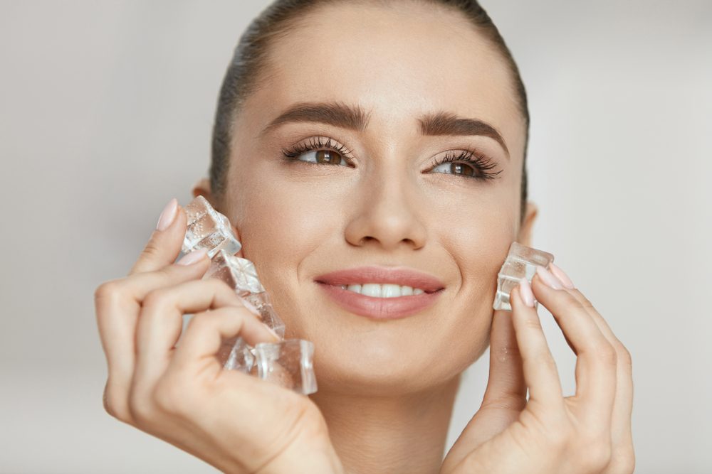 الثلج لمعالجة انتفاخ الوجه \ shutterstock