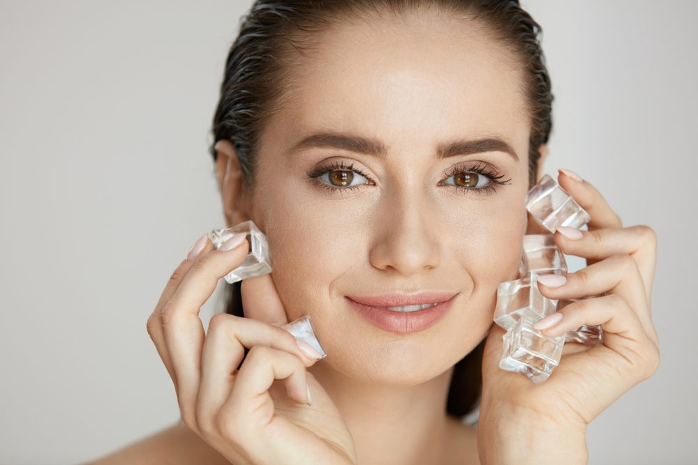 الثلج لمعالجة انتفاخ الوجه \ shutterstock