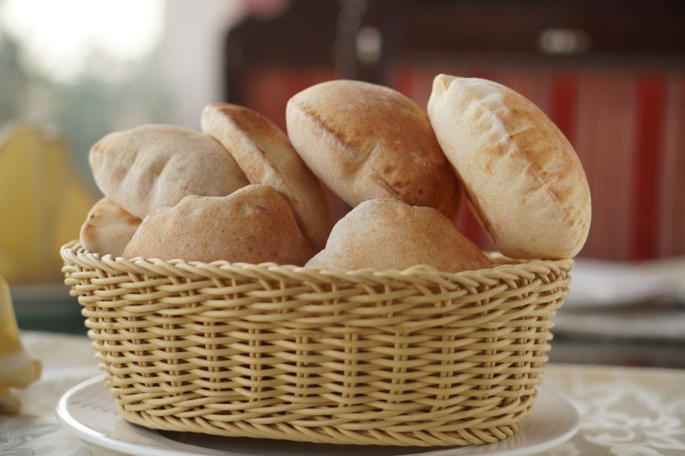 فوائد وأضرار ووصفة الخبز السن أو العيش السن والخبز الأسمر