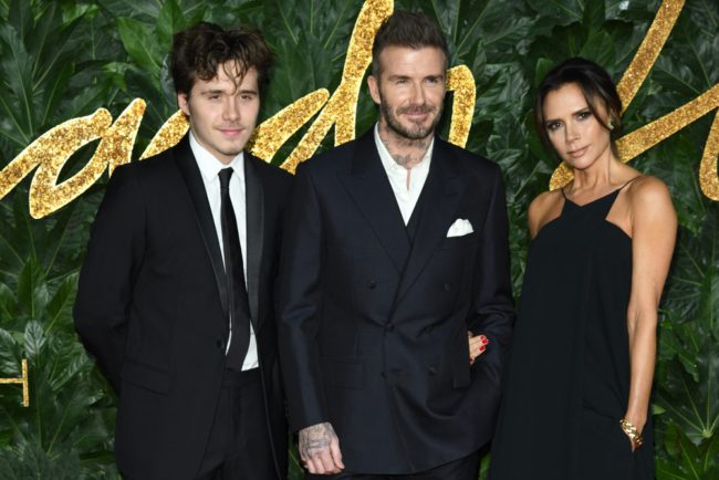 فيكتوريا تزينت بعقد من الألماس فاق الـ2.5 مليون دولار.. كواليس حفل زفاف نيكولا بيلتز وبروكلين بيكهام