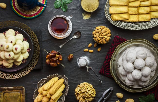 تناول الكعك أمرٌ لا مفر منه في العيد.. إليك أسرع الطرق لتحافظ على أسنانك دون أن تحرم نفسك من الحلوى