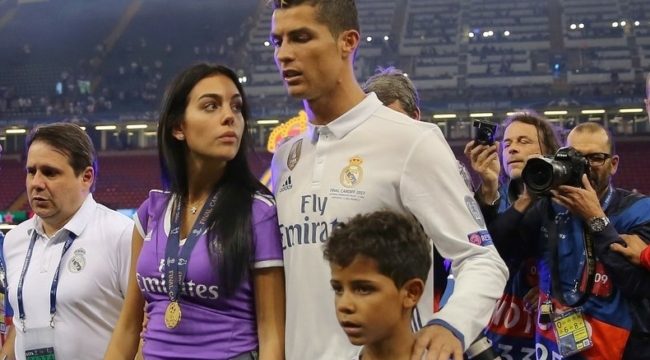 كريستيانو رونالدو يحتضن طفلته.. كيف بدت جورجينا في أول ظهورٍ لها بعد فاجعة خسارة ابنها الرضيع؟