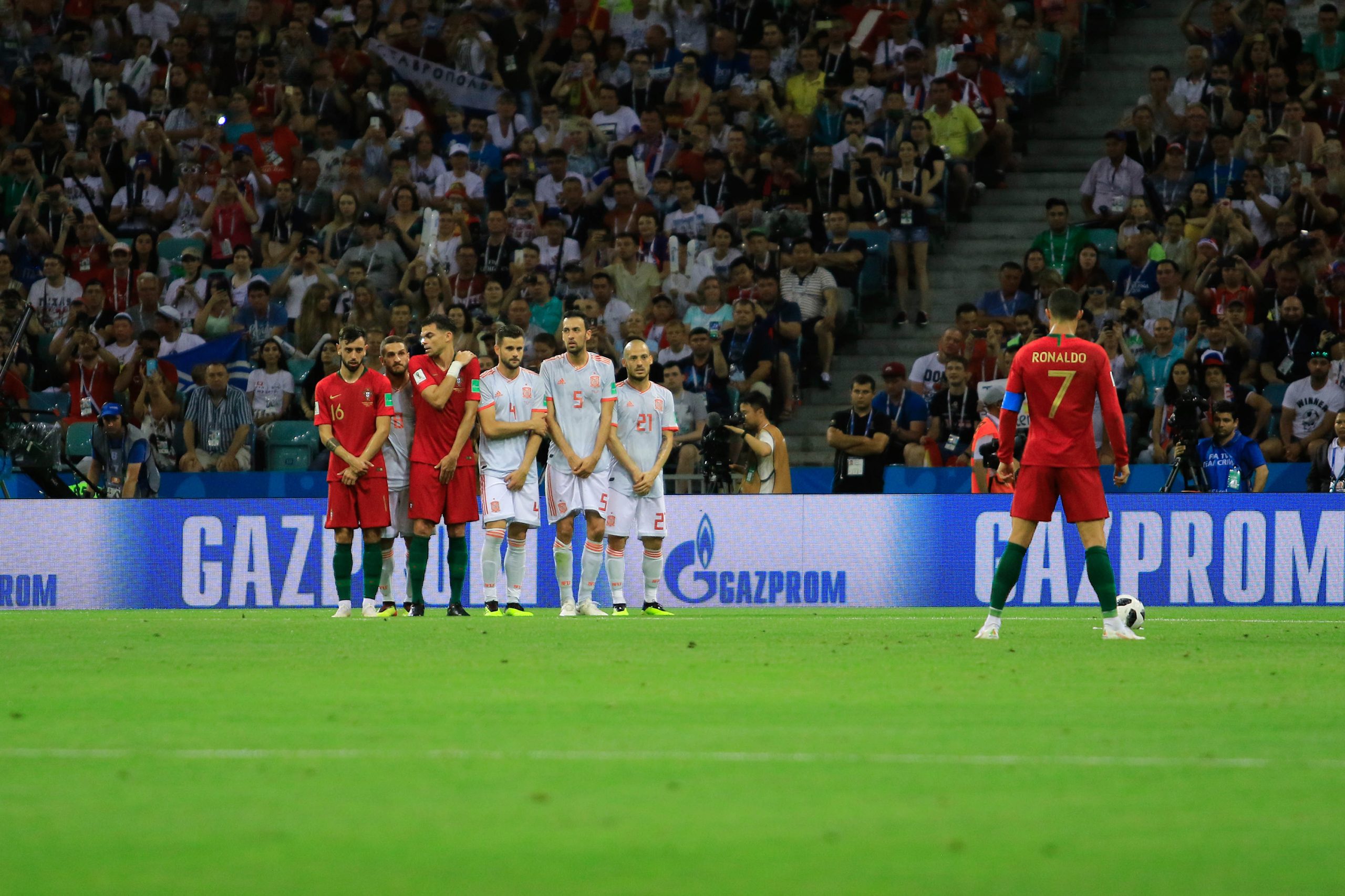 لها مدربون متخصِّصون واستراتيجيات علمية.. كيف أثبتت الضربات الحرة تحوُّل كرة القدم إلى علم؟