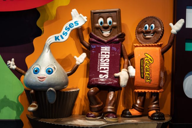 بَنى مدينةً كاملة لعُمّاله.. قصّة مؤسّس “شوكولاتة هيرشي” الذي حقّق المليارات ووَهَب أمواله للأيتام