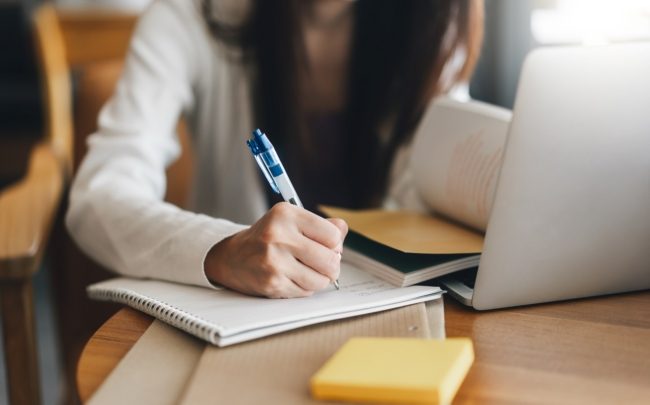 “لا يمكنك المغادرة حتى تنتهي” مقهى ياباني  يساعد زبائنه على تسليم أعمالهم بالموعد النهائي