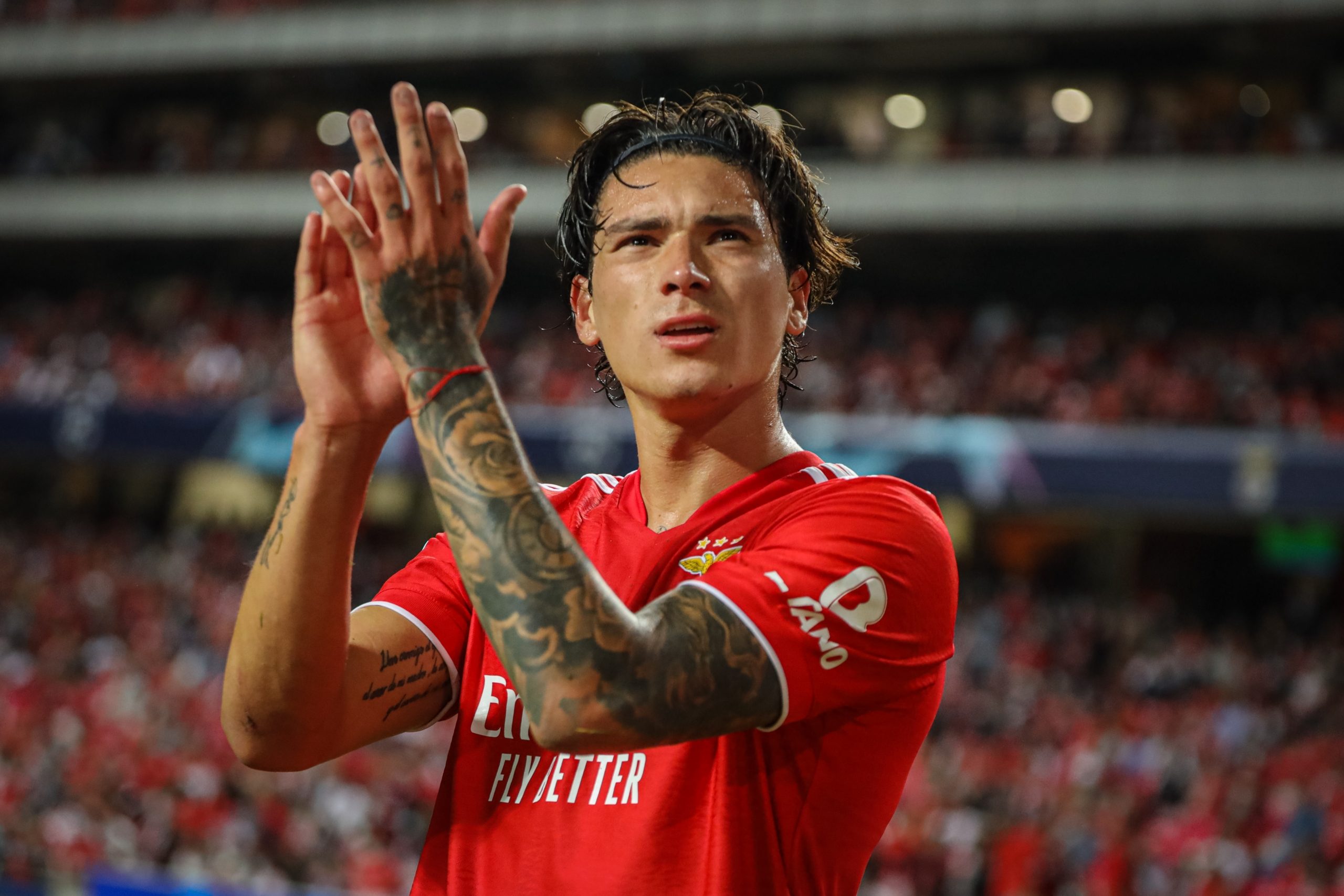 كان ينام جائعاً وضحّى أخوه بحلمه لينقذ مسيرته.. من هو داروين نونيز الذي تتصارع الأندية على ضمه؟