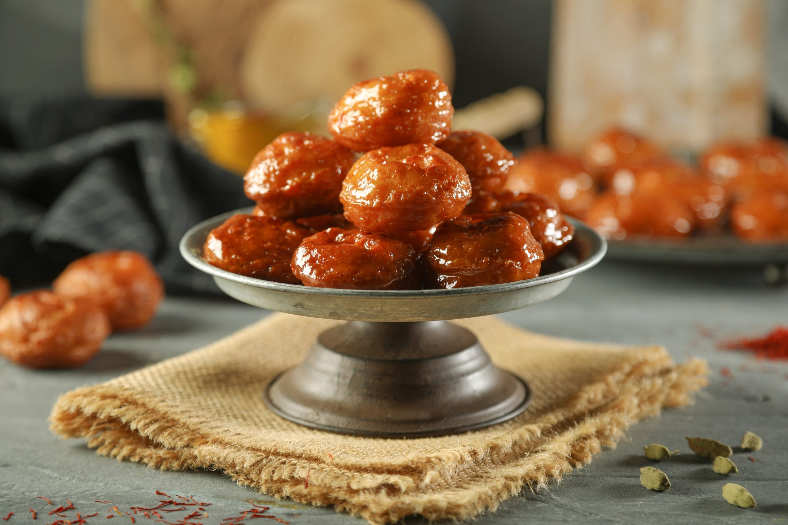 متى يمكن تناول الحلويات والسكريات بالنسبة لمواعيد وجبات الطعام؟