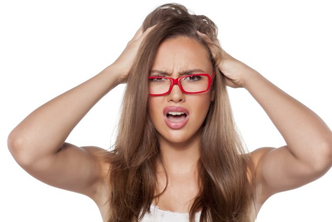 تسبب لك الإحراج في كل مرة تضع فيها أصابعك على شعرك؟ 8 علاجات منزلية للتخفيف من حكة الرأس وجفافه