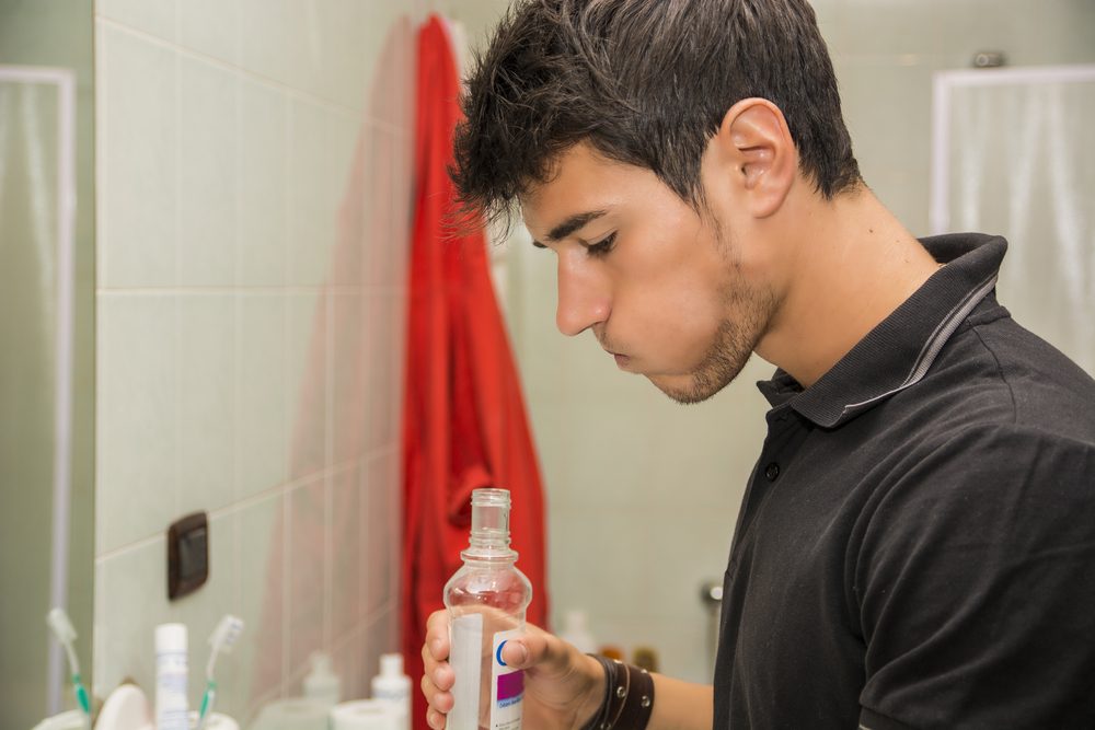 استخدام غسول الفم - Shutterstock <br>