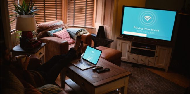 سواء بكابلات أو لاسلكياً.. إليك طريقة توصيل جهاز اللابتوب بالتلفزيون