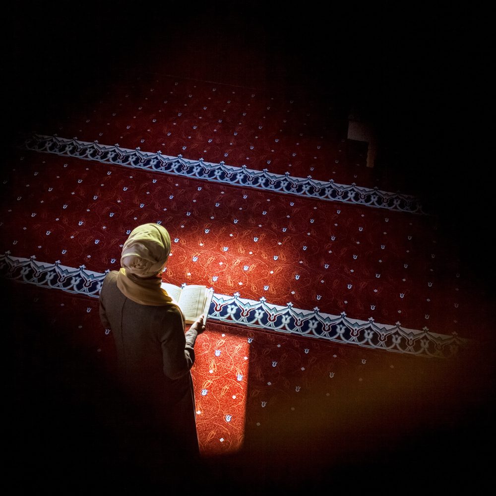 الاعتكاف مسلمة محجبة قرآن مسجد