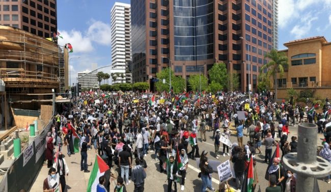 فيديو لاشتباكات بين مؤيدين لفلسطين ومشجعين إسرائيليين في إسبانيا.. الشرطة ألقت قنابل الصوت لتفريقهم