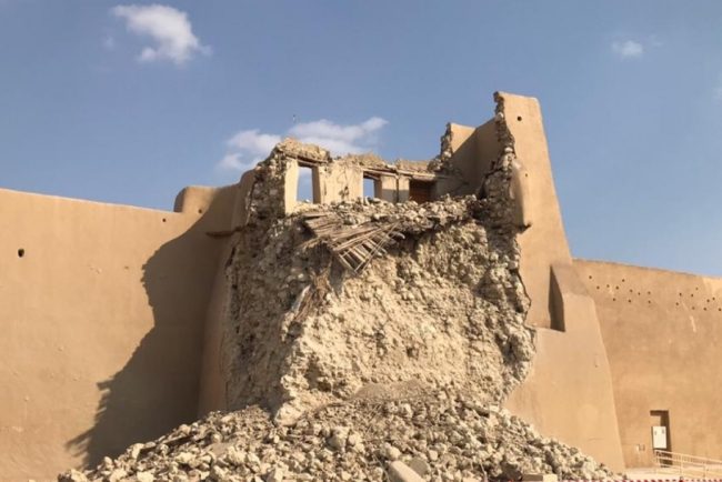 فيديو لانهيار البرج الغربي لقصر تاريخي في السعودية للمرة الثانية.. يعد  أشهر قلاع الدولة الأولى