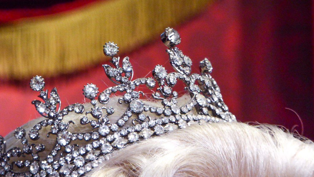 بإمكان الملكة أن تُعير نساء الأسرة المالكة من مجموعتها الخاصة - staticflickr