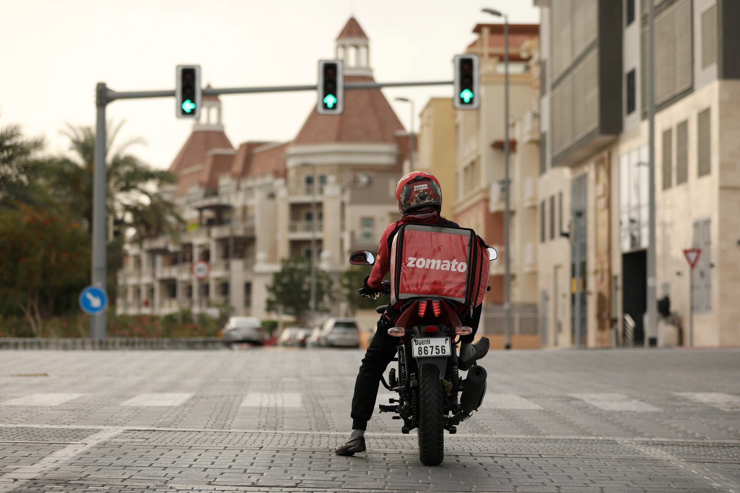 عمال توصيل الإمارات