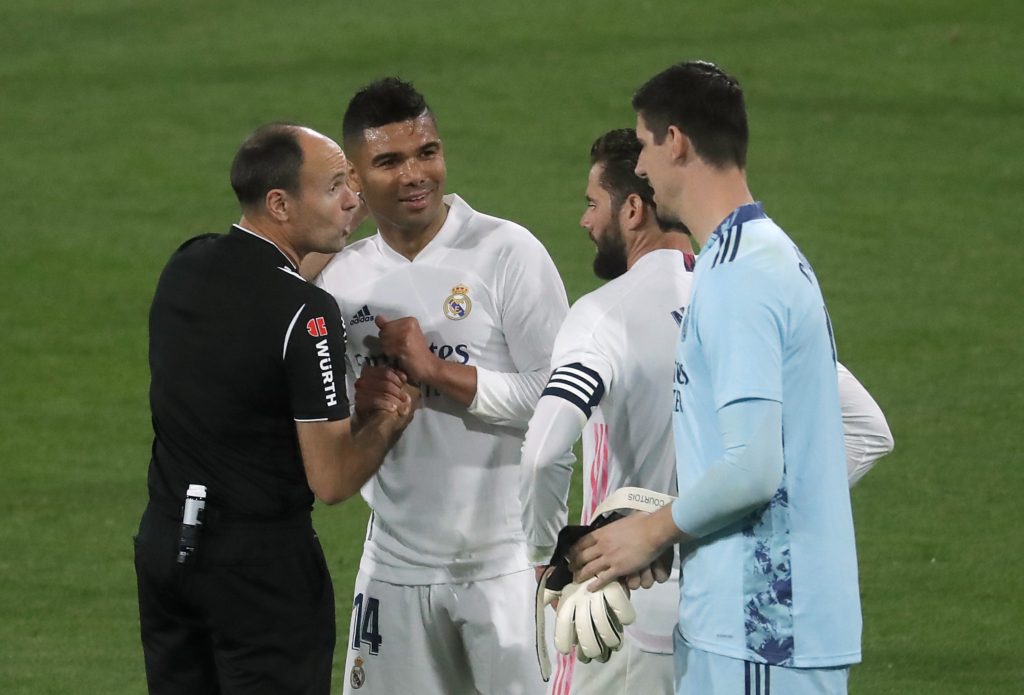 كاسيميرو صفع الحكم لاهوز خلال ممازحة بينهما (رويترز)