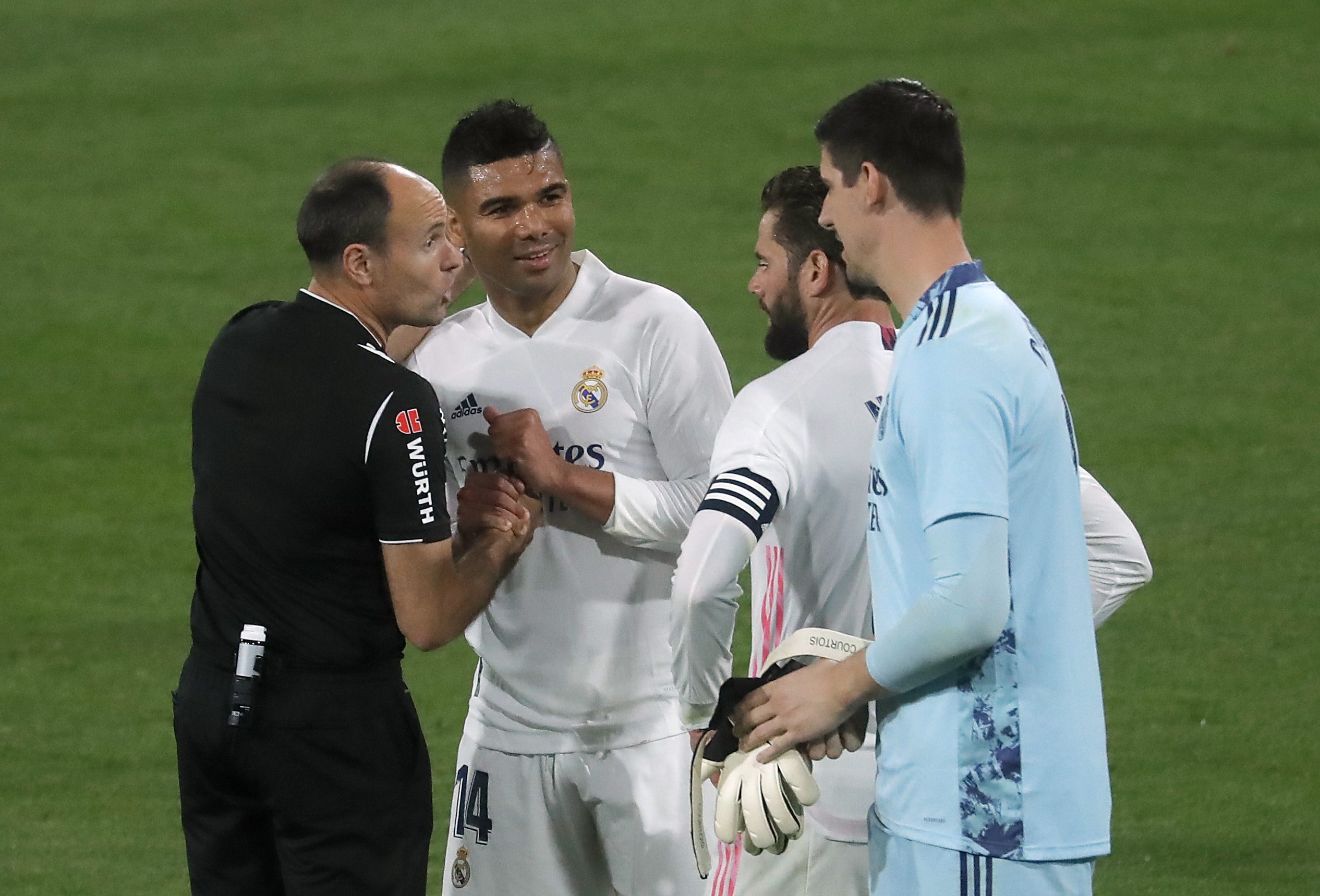 كاسيميرو صفع الحكم لاهوز خلال ممازحة بينهما (رويترز)