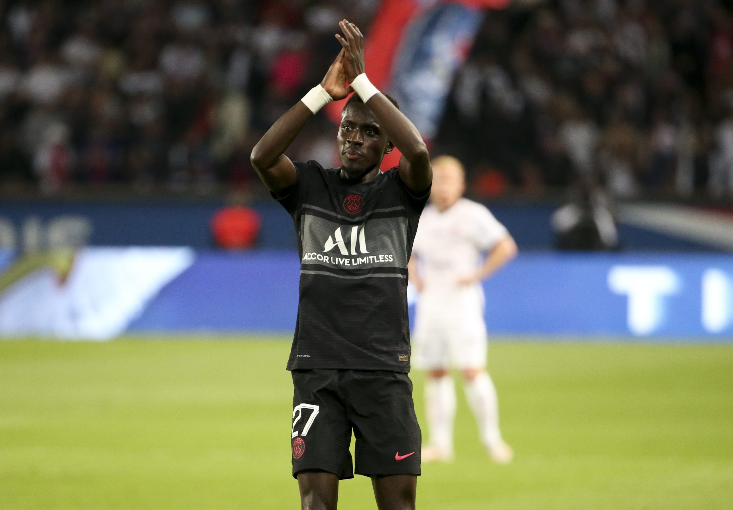 إدريسا غانا غاي رفض المشاركة في مباراة بسبب موقفه من المثليين (رويترز)