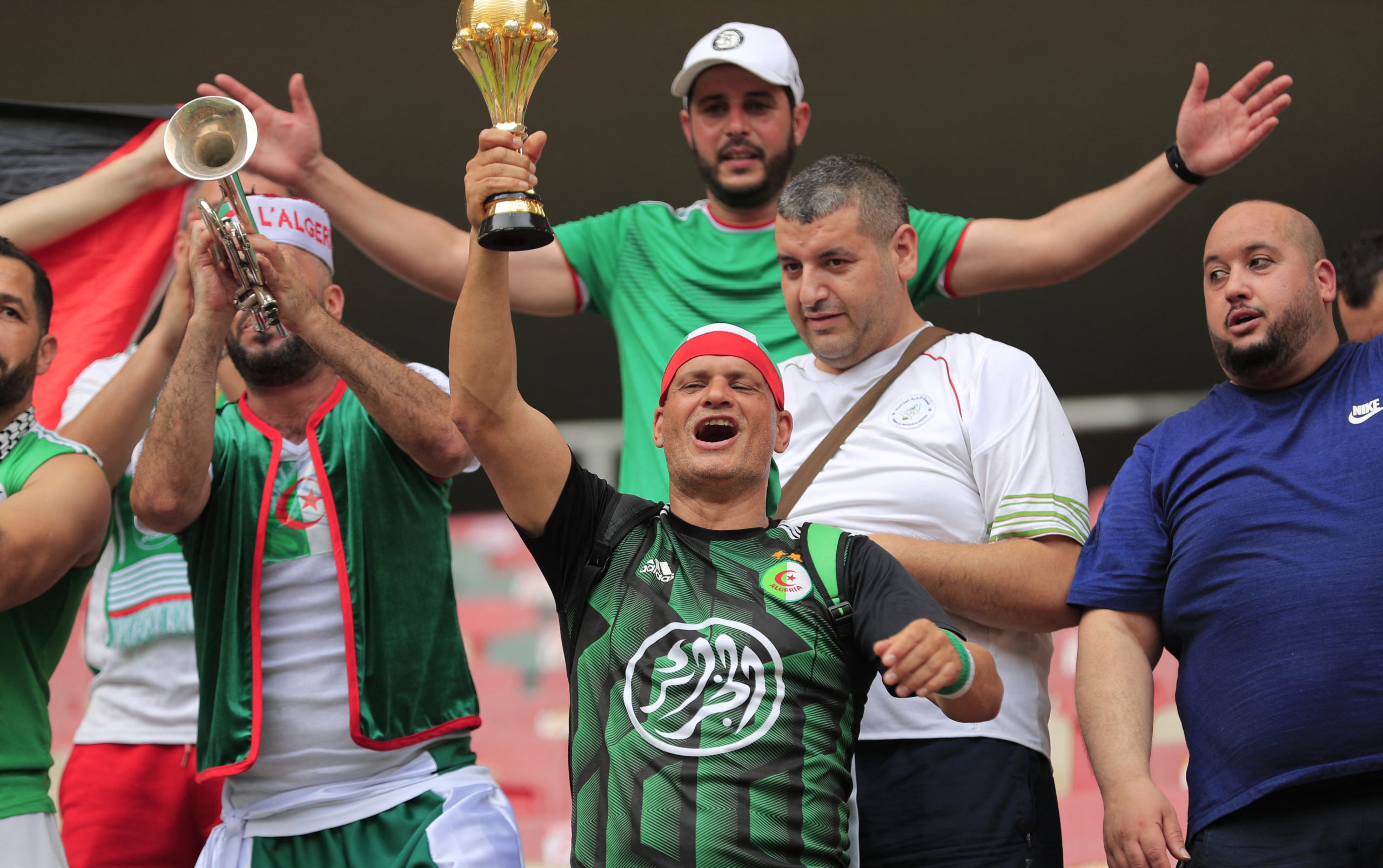 مشجعو فريق جزائري يقتحمون الملعب ويساهمون بتسجيل هدف (رويترز)