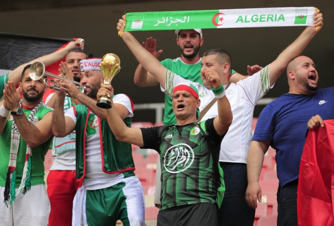 دافع عن قرارات الحكم باكاري غاساما.. “فيفا” يرد رسمياً على طلب إعادة مباراة الجزائر والكاميرون